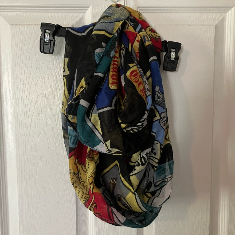Harry Potter Infinity Scarf Hogwarts House Crests - Picture 7 of 7